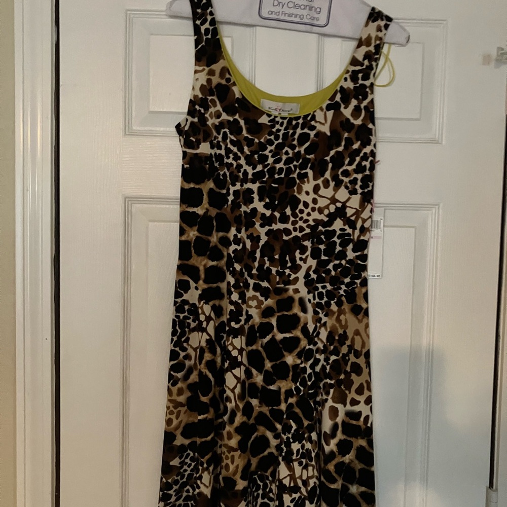Woman’s sleeveless dresss.
